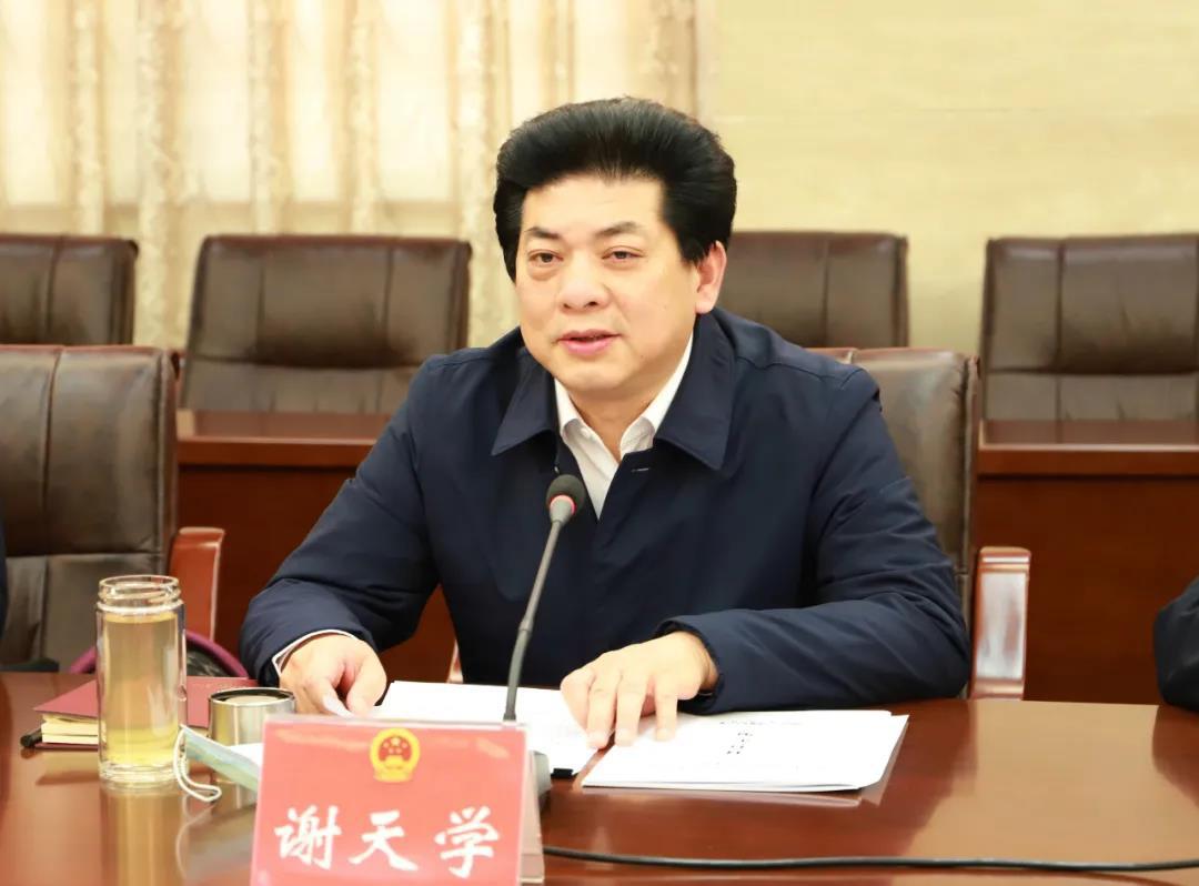 信阳市五届人大常委会第三十七次会议列席代表座谈会召开谢天学主持