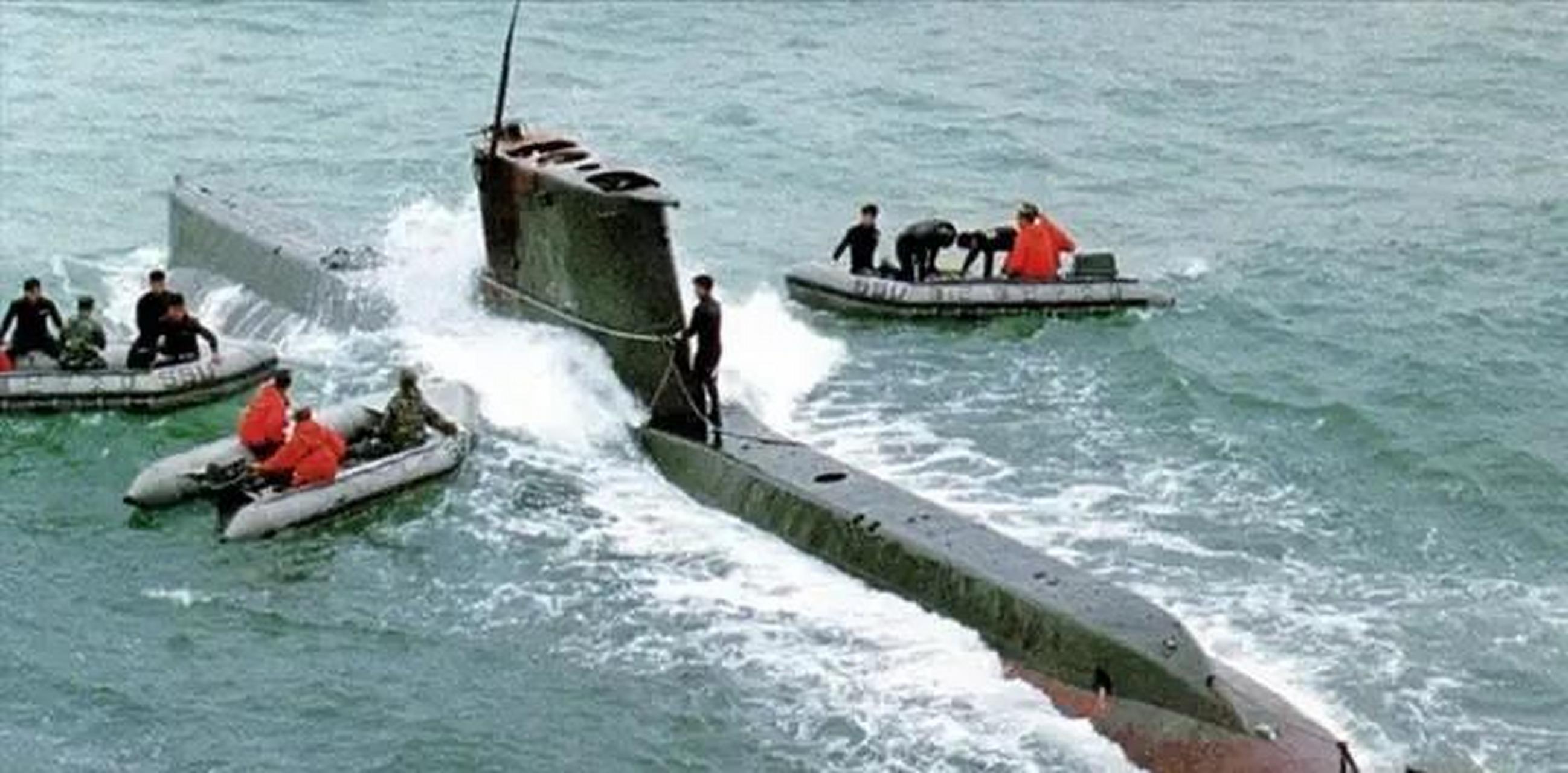 1996年9月,一艘朝鲜潜艇搁浅在韩国东海岸,闻讯后,4万名韩国军警倾巢
