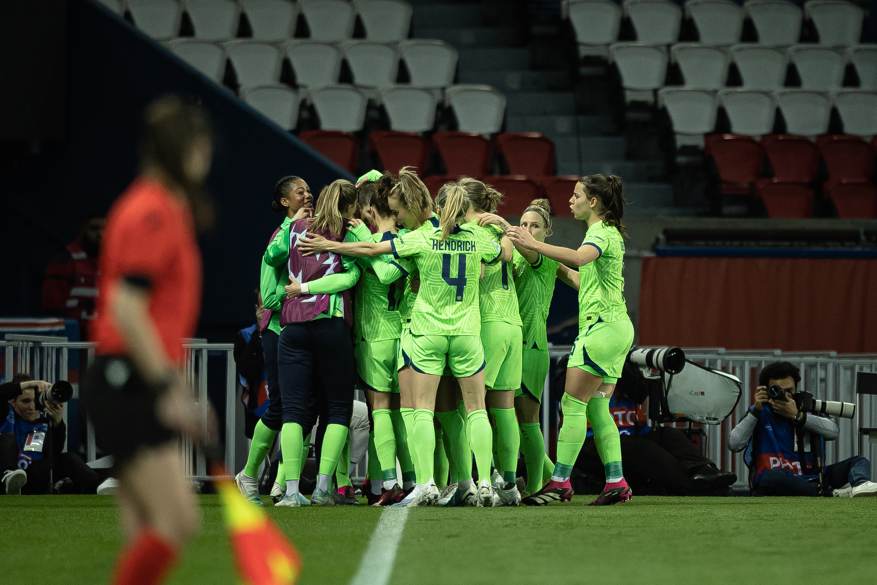 女足欧冠:十人"大巴黎"不敌沃尔夫斯堡