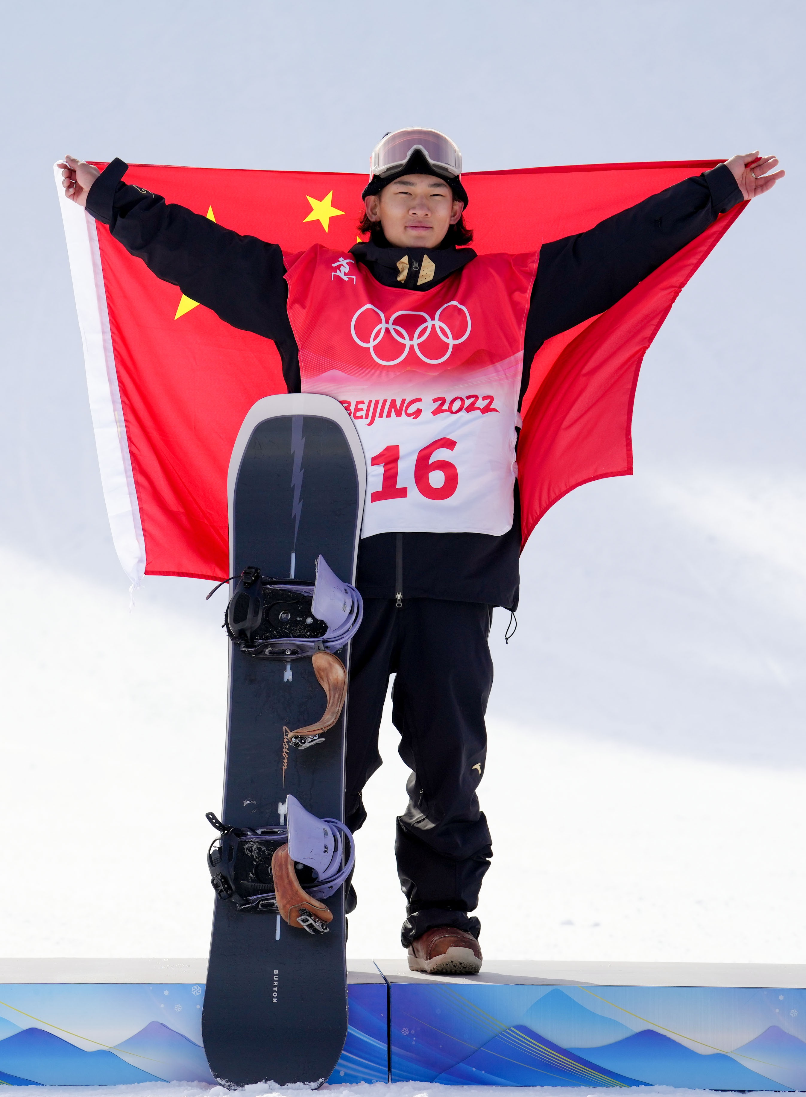 (新华全媒·北京冬奥会)单板滑雪—苏翊鸣夺得男子坡面障碍技巧