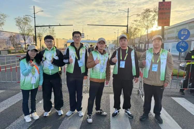 “2025toprun”10公里精英赛今日开跑 上海警方全力_2025新金环上海Top Run 10公里精英赛 桃浦镇赛事保障 志愿服务