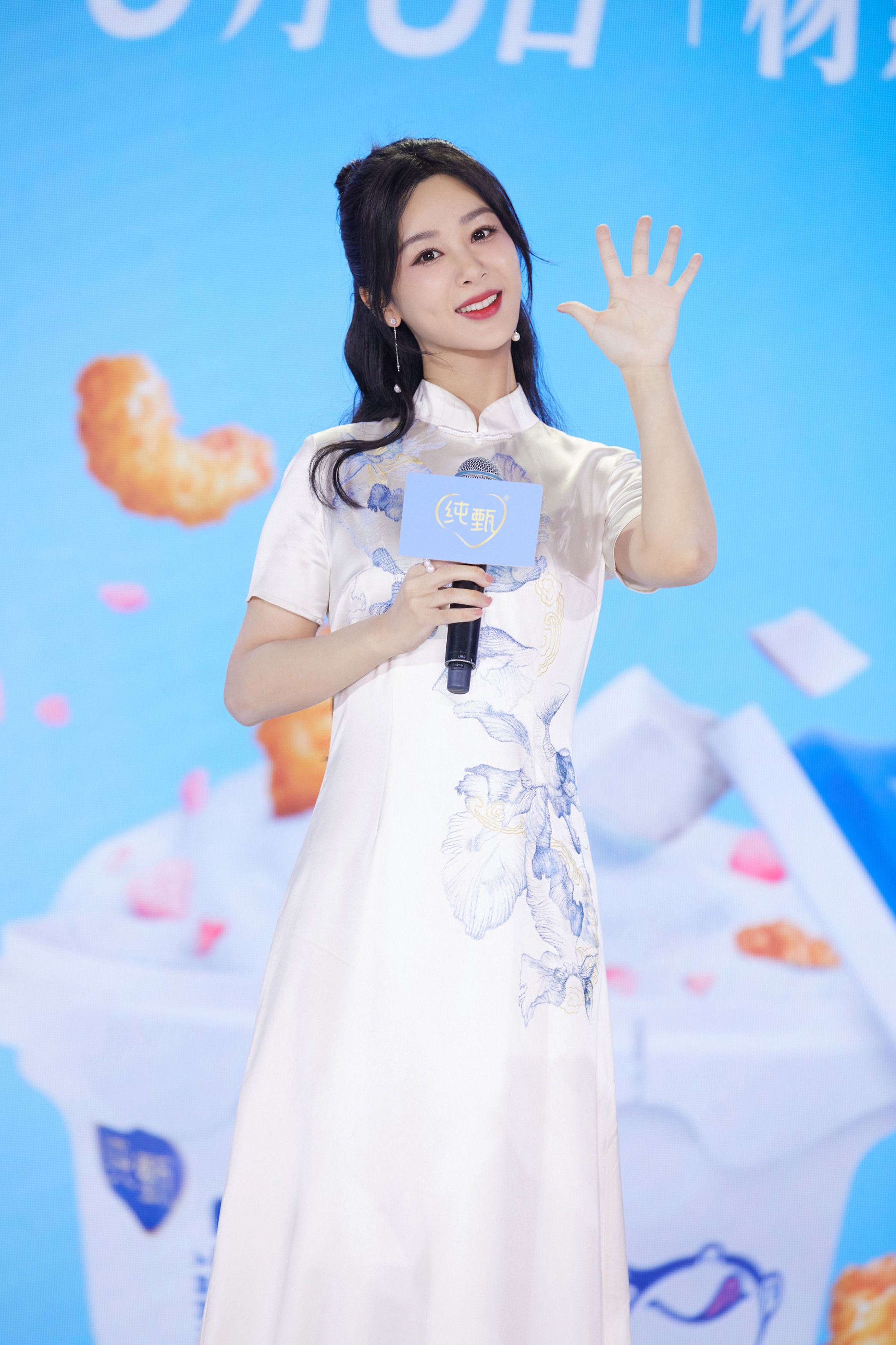 杨紫白色旗袍优雅时尚写真