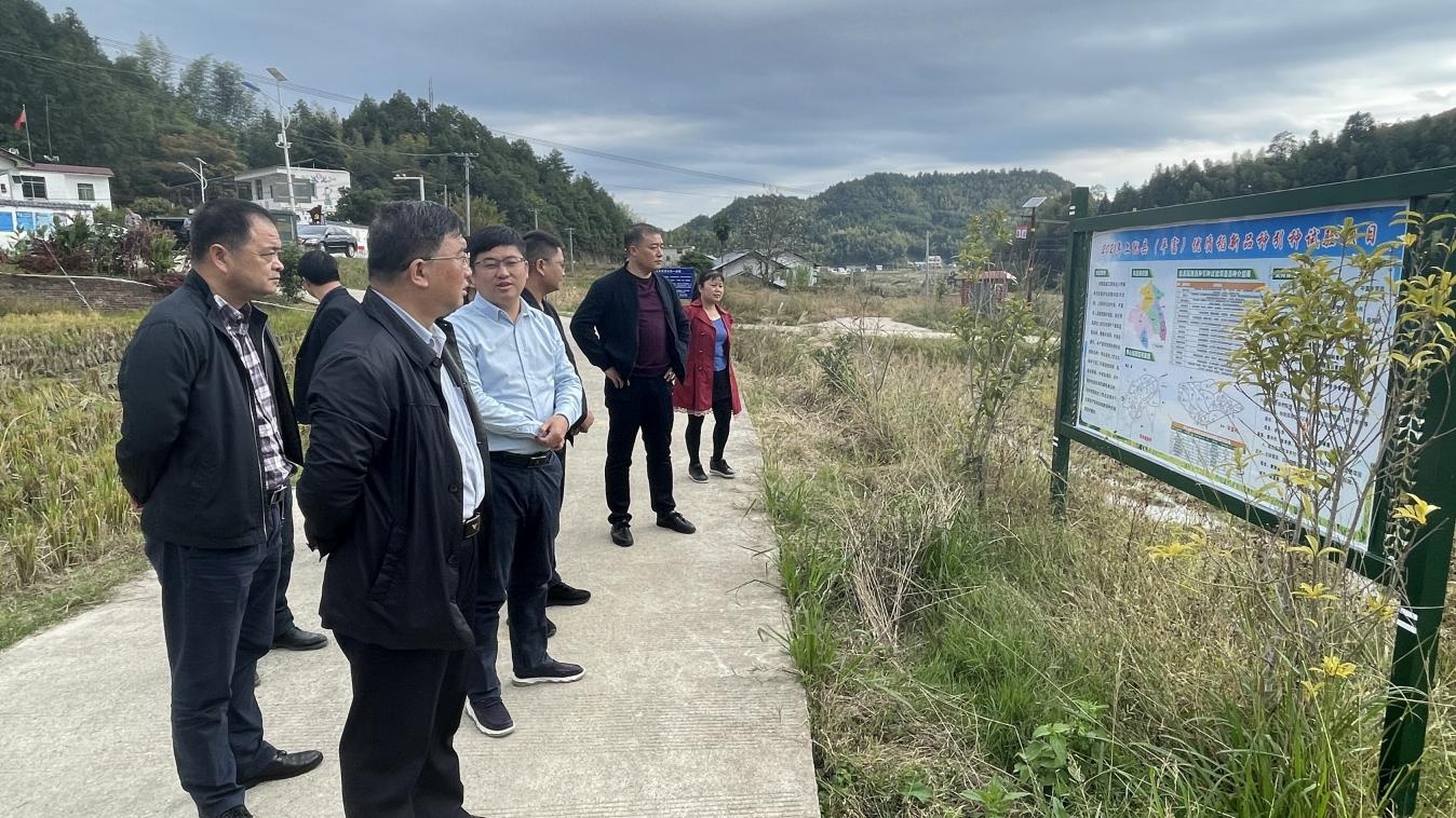 周世敏赴上犹县平富乡信地畲族村调研对口支援工作