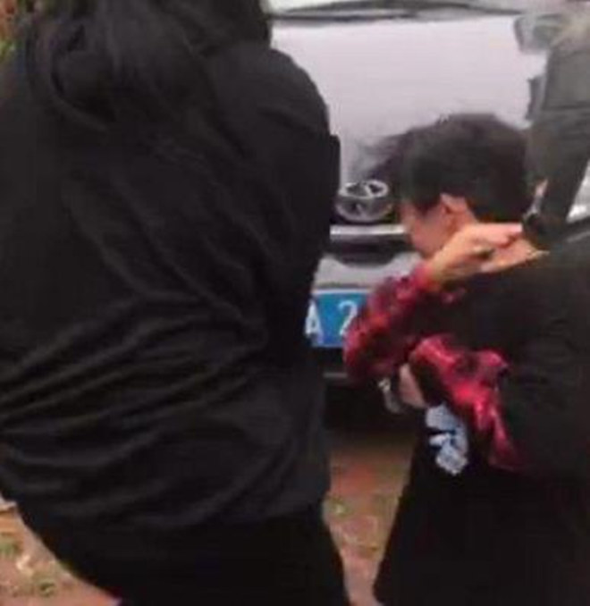 女孩街头被扇耳光跪地求饶,扇人者:勾搭我对象,嘴巴子给你扇歪