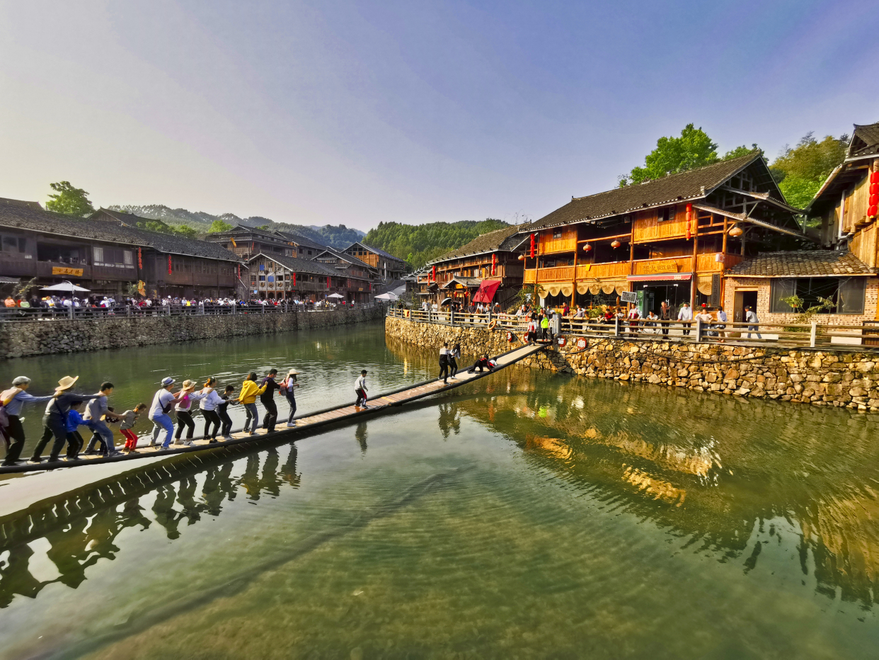 双龙沟原始森林有着融水风光最美的绿水青山,梦呜苗寨则藏着最原生态