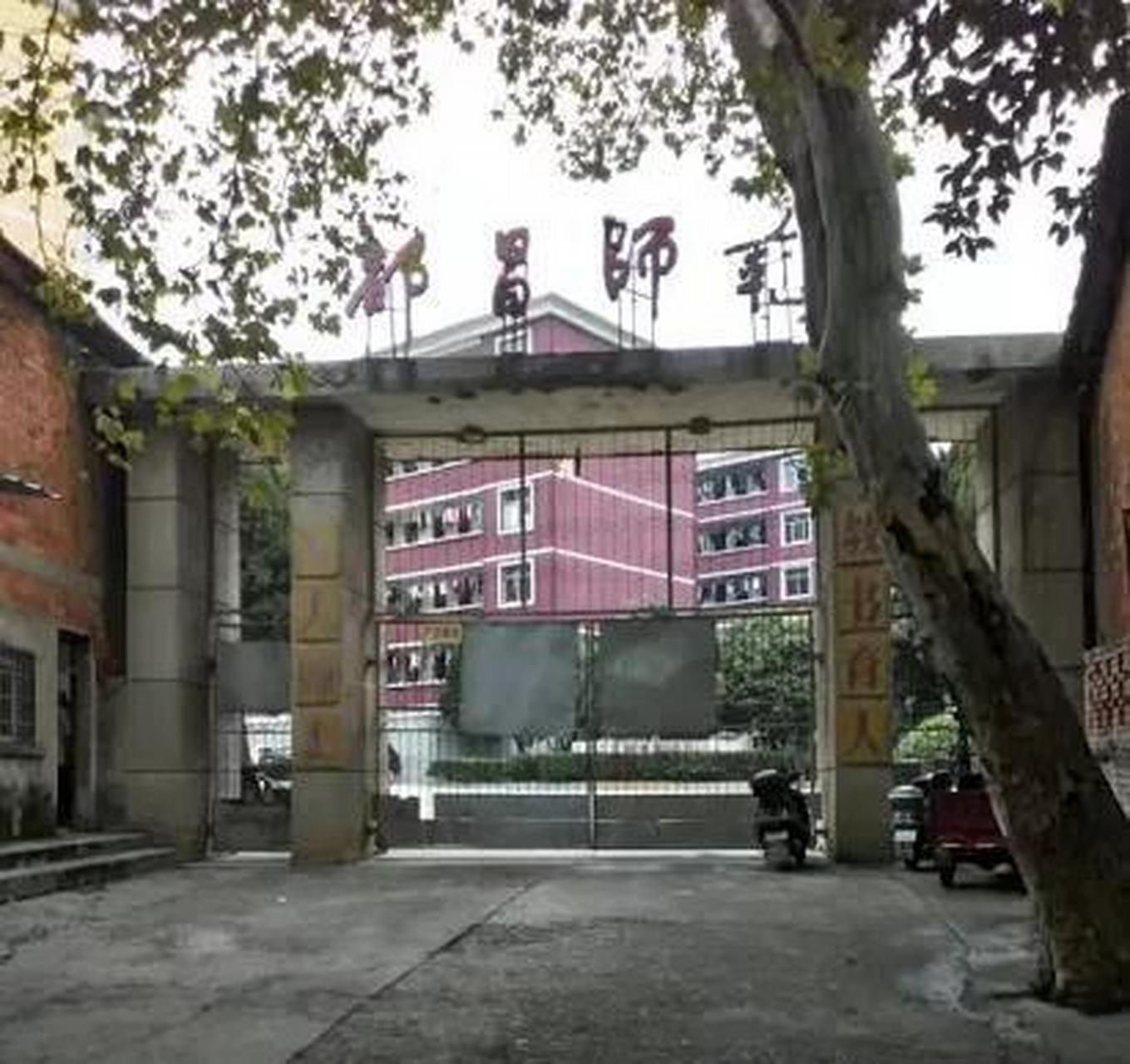 都昌师范学校,位于鄱阳湖畔的都昌县县府路上,被誉为"教师的摇篮".