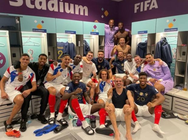 吉鲁晒全队在更衣室的庆祝合影:好的开始,让我们冲吧!