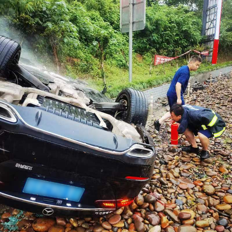 返程途中遇險情,重慶監獄民警職工奮力施救