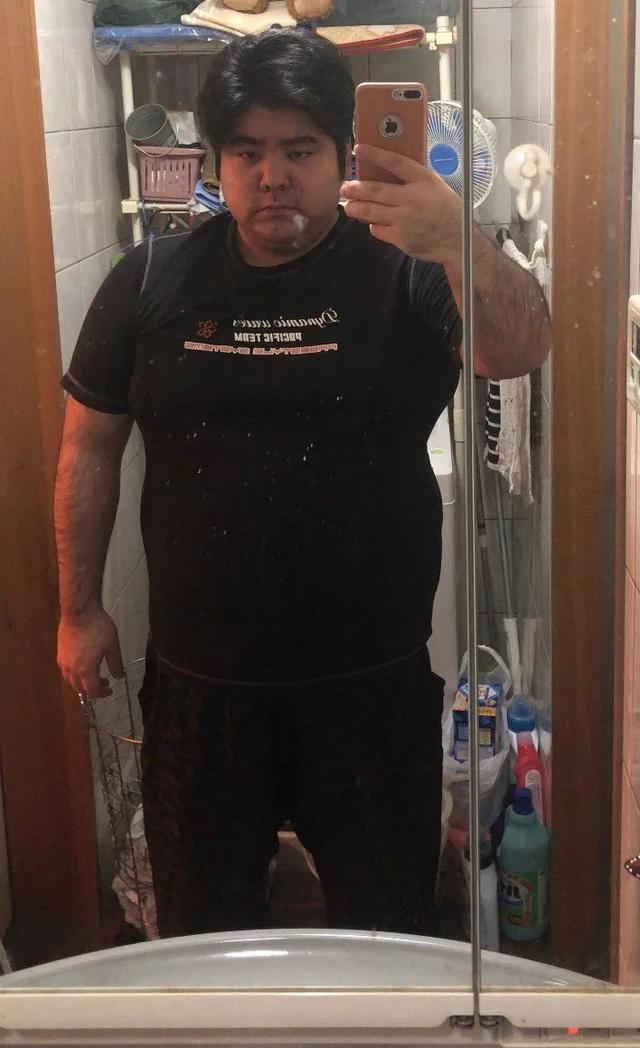 日本小哥减重140斤,换头式减肥,"油腻宅男"逆袭成"彭于晏"