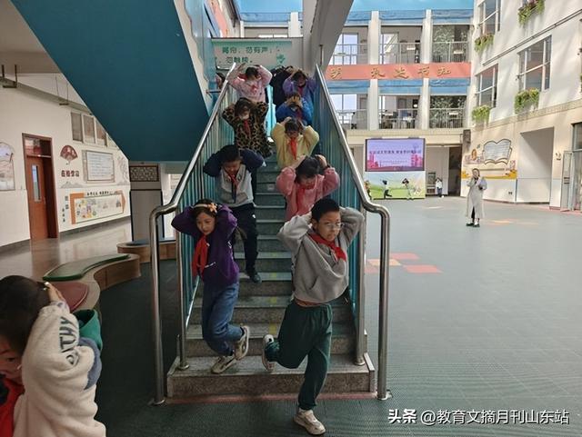 烟台芝罘区鼎城小学开展地震逃生安全演练