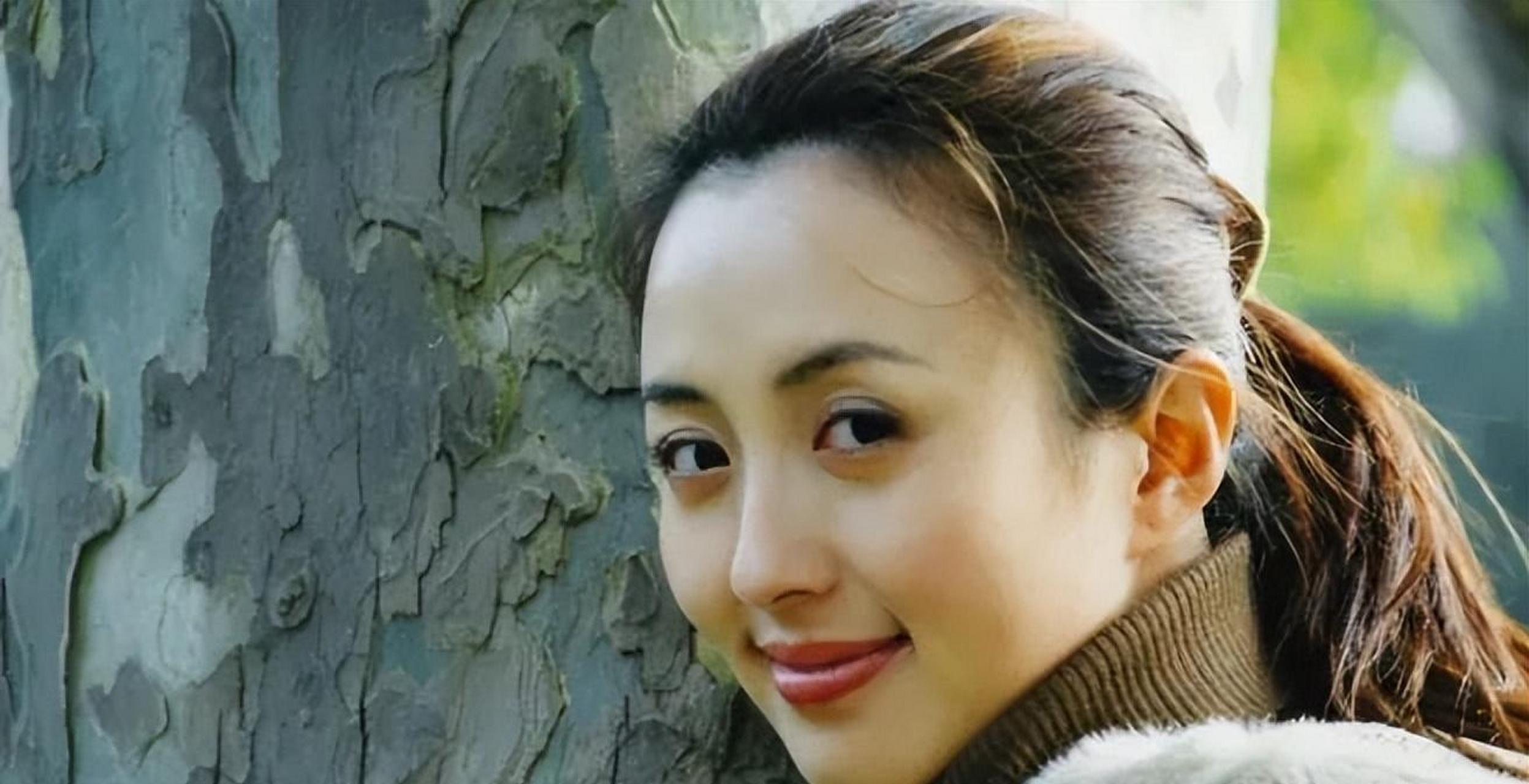 女明星杨童舒,在医院生下了一名可爱的男婴,却并未公开孩子的父亲身份