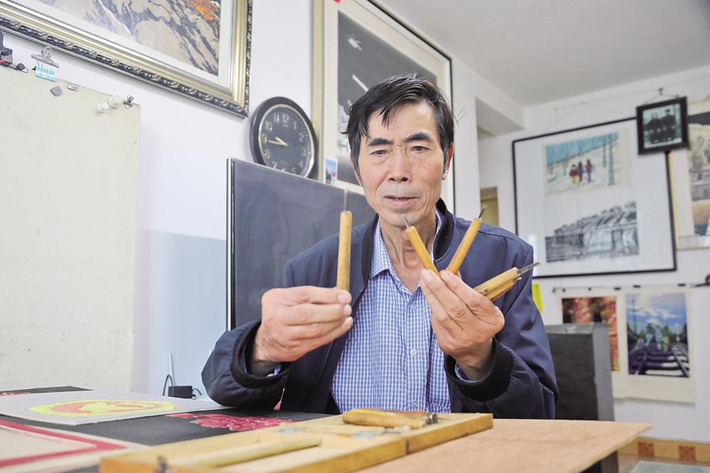 任志忠展示木刻版画刻刀