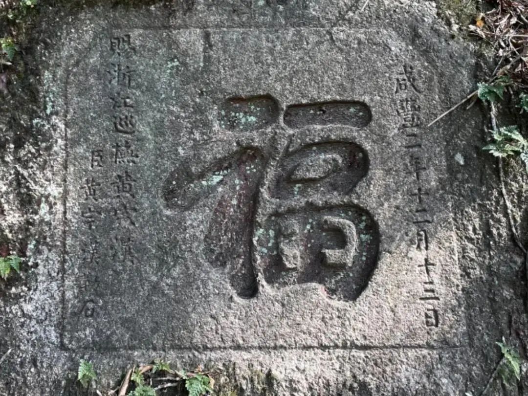 弥陀岩位于清源山右峰南台岩擎珠峰下,因有阿弥陀佛石像而得名,其石室