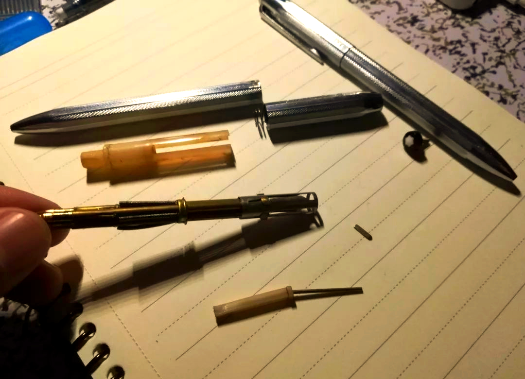 拆解万宝龙多功能圆珠笔,探索内部神秘结构