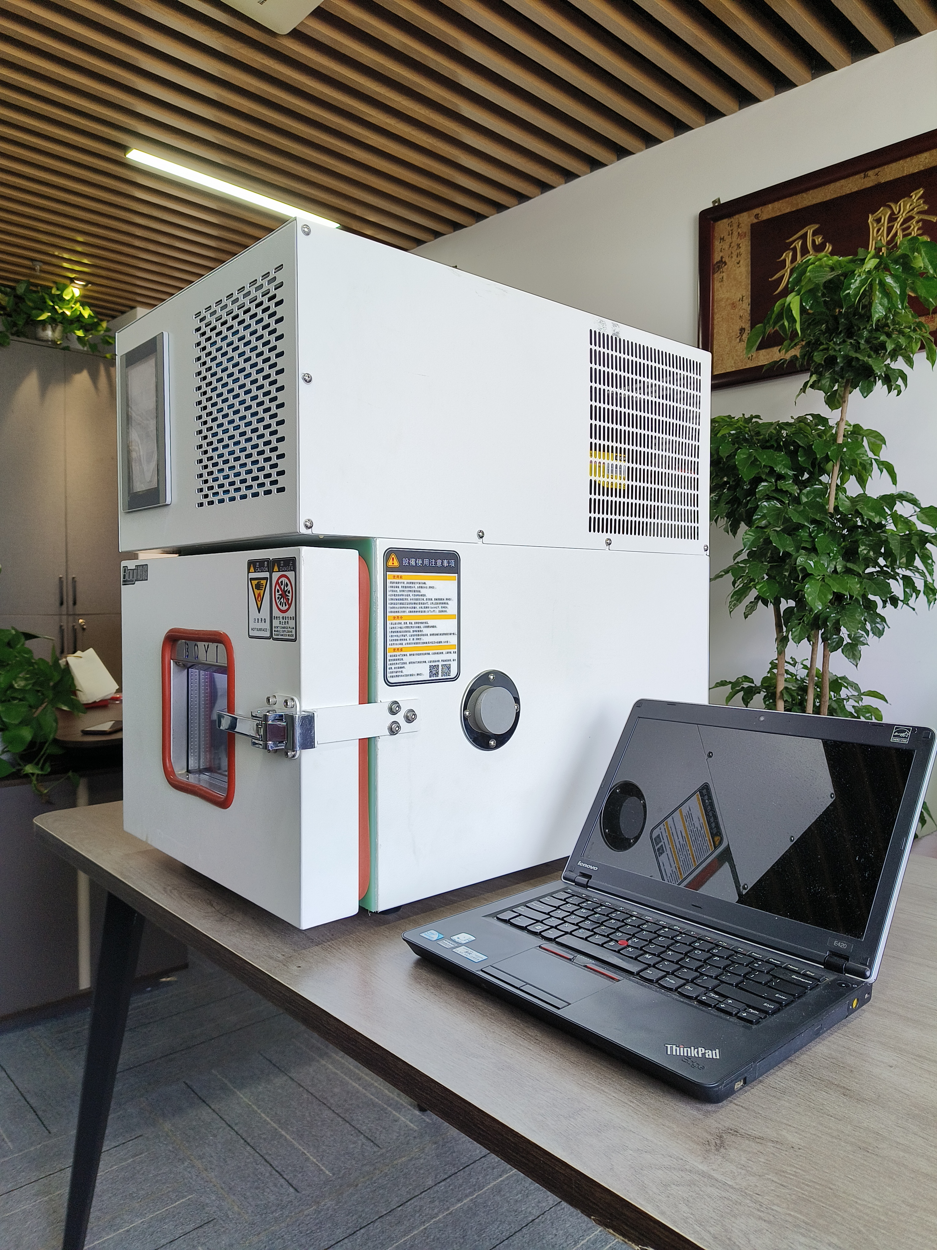 可程式小型高低温湿热交变试验箱