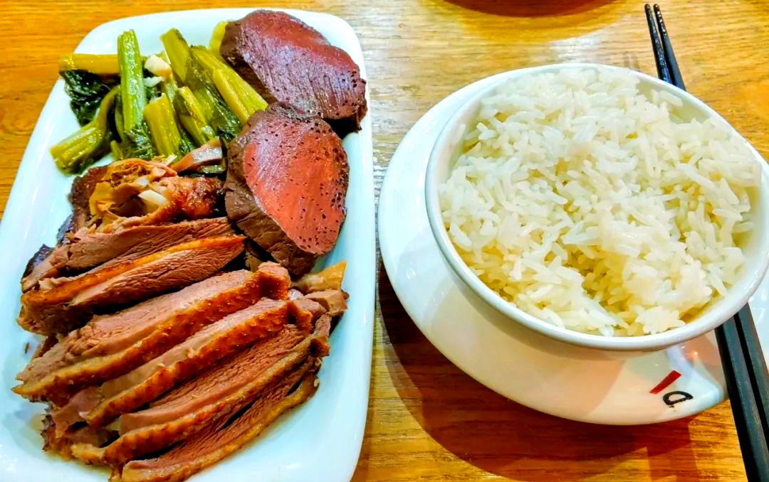 幸运的是,深圳这家餐厅的卤水鹅成功避免了过咸的问题,让我在享受美食