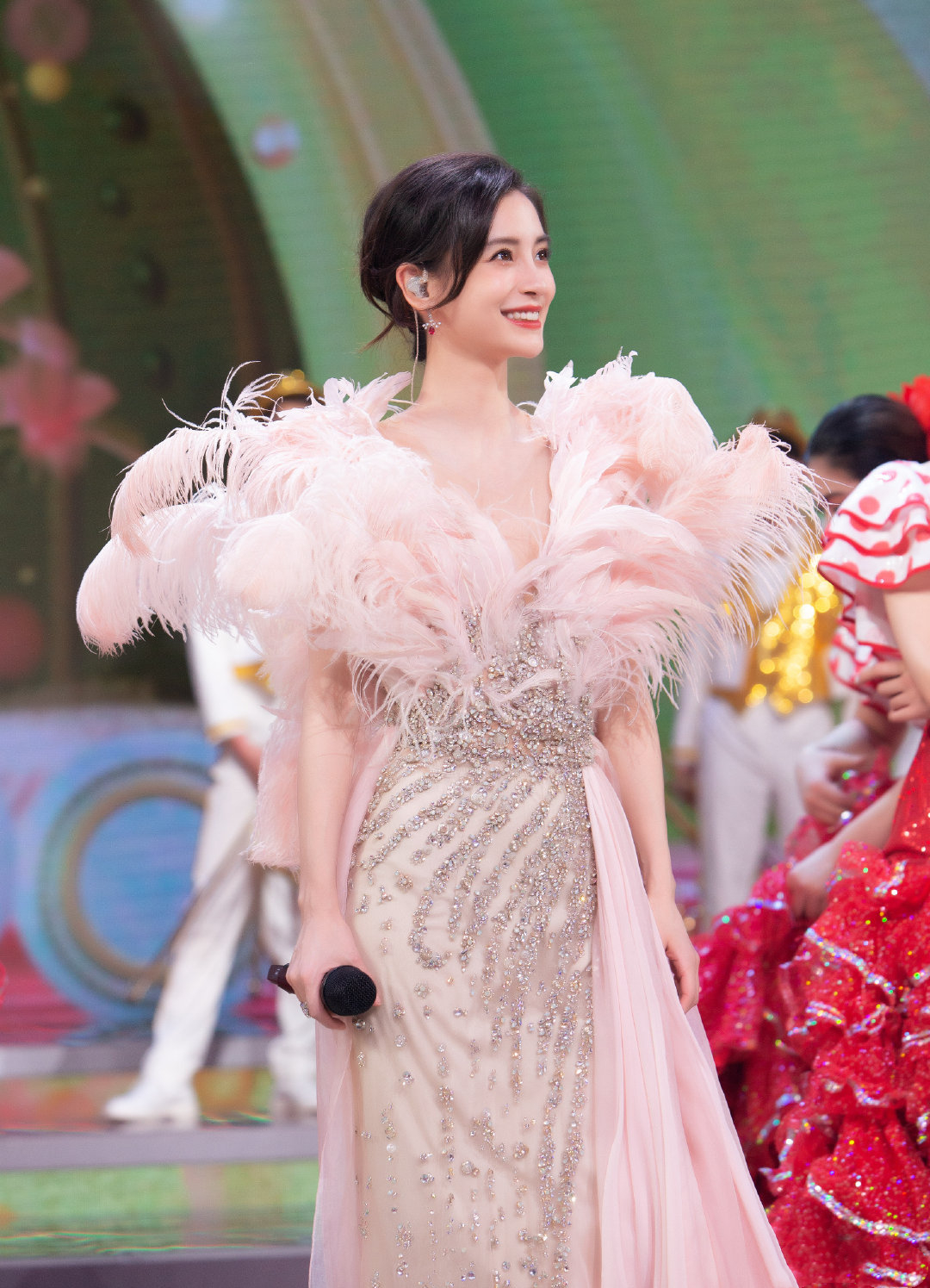 angelababy穿"飞鸟裙"主持北京春晚,优雅迷人丝毫不受离婚影响