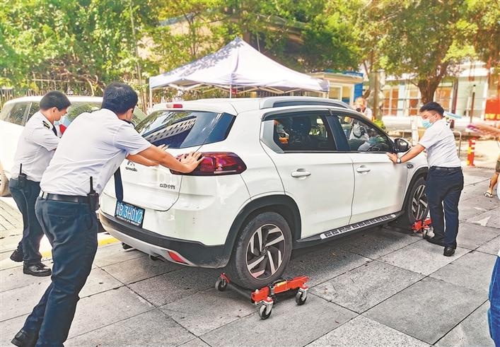 小区违停挡车现象时有发生,挪车有困难?交警推荐物业配备移车"神器"
