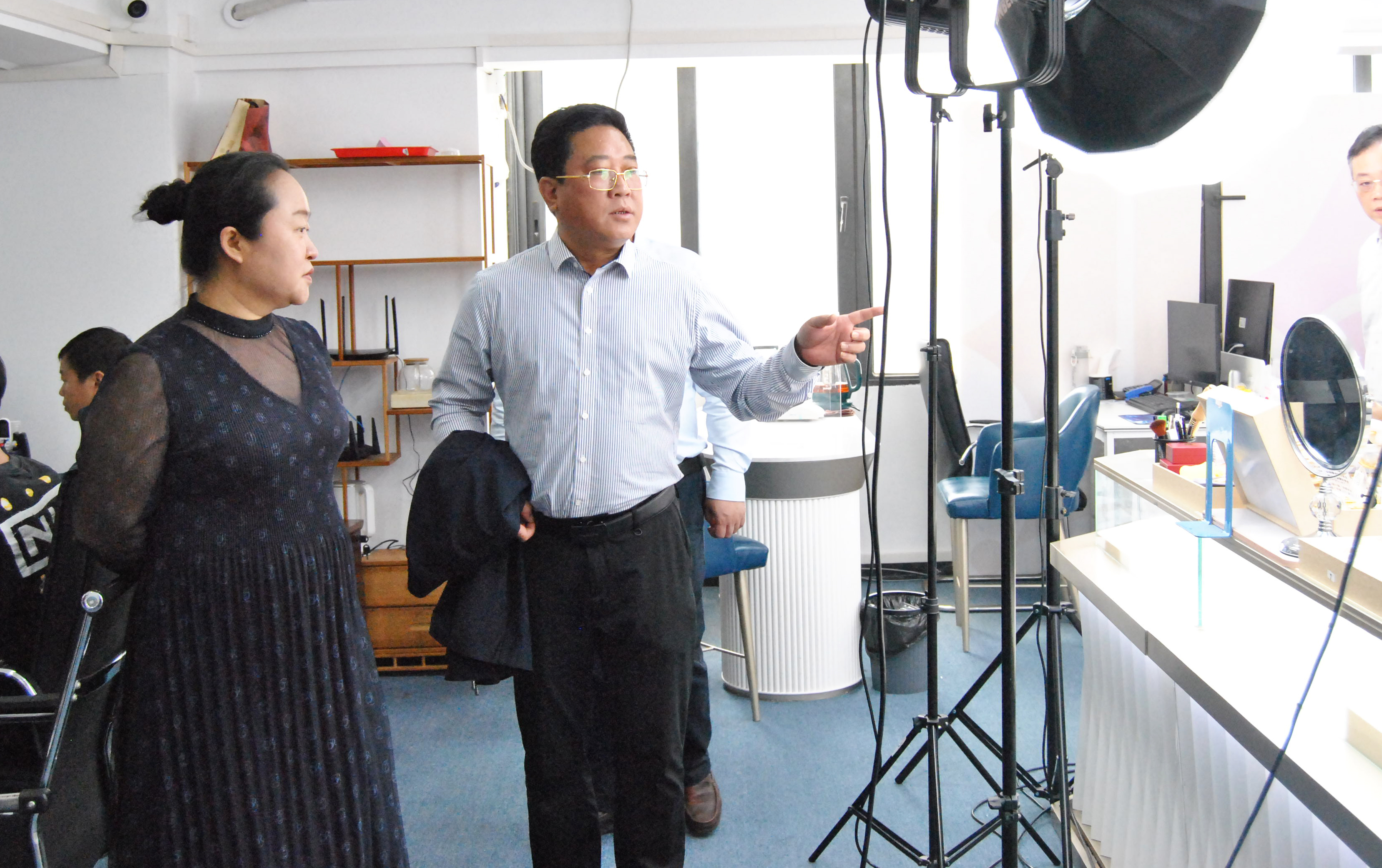 汕头市龙湖区金霞街道办等领导参观考察珠宝王国&国际珠宝网总部