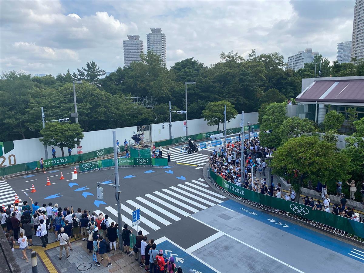 东京奥运会变"围城":运动员溜出奥运村观光,观众挤爆一座桥观赛