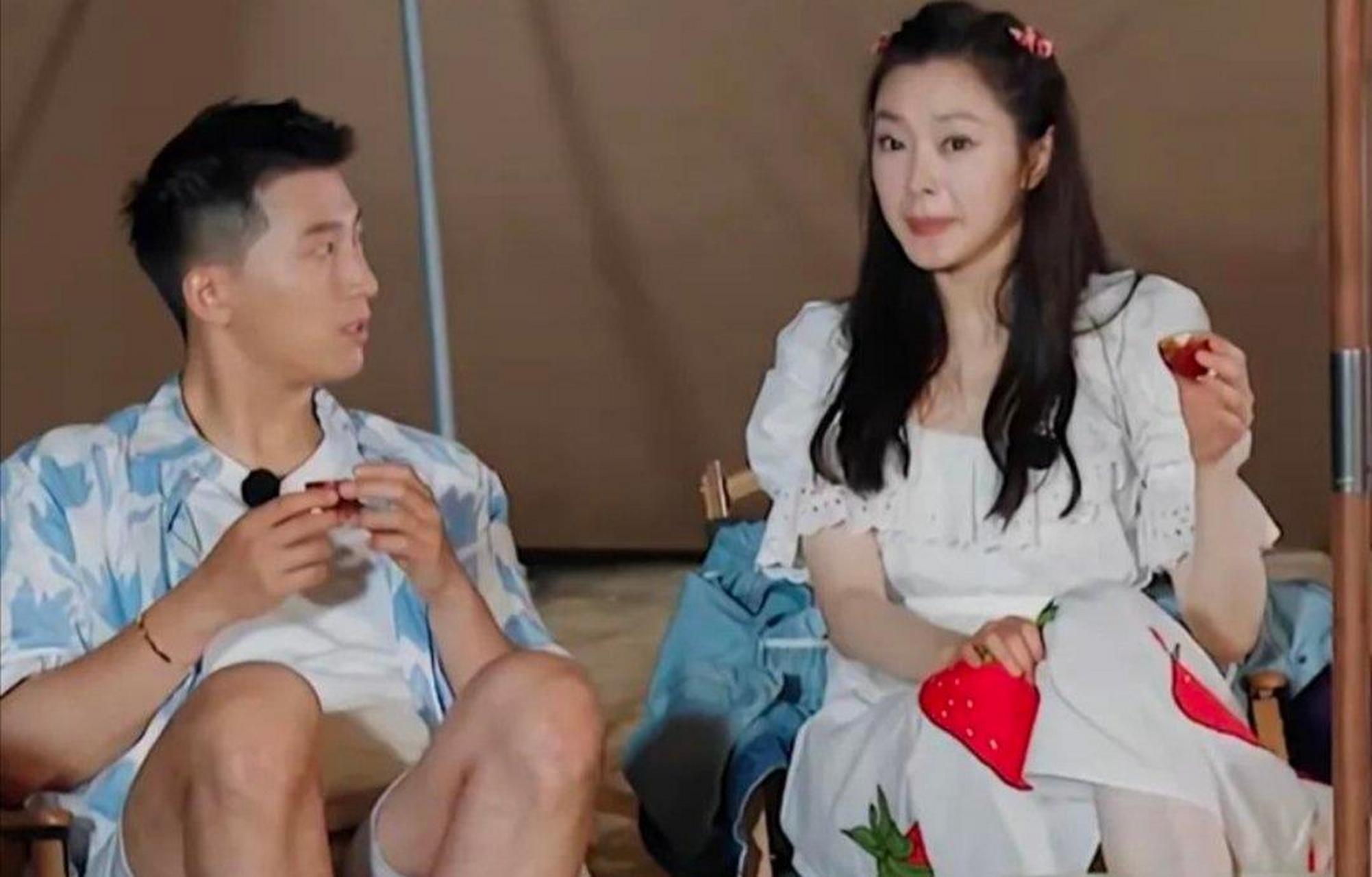 一次节目中,宋轶递给窦骁几个切开的百香果说:"一边泡脚,一边吃,可以