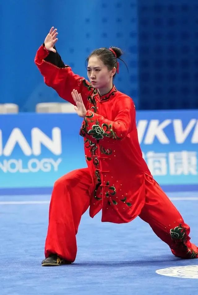 致敬福建体育的"时代繁花"!这些"红旗手" 撑起半边天