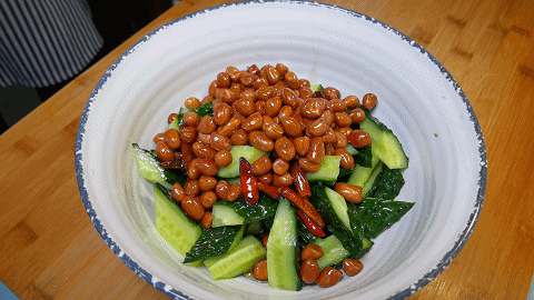 夏日里少不了凉拌黄瓜,拌之前多做一步,清脆爽口,越吃越香