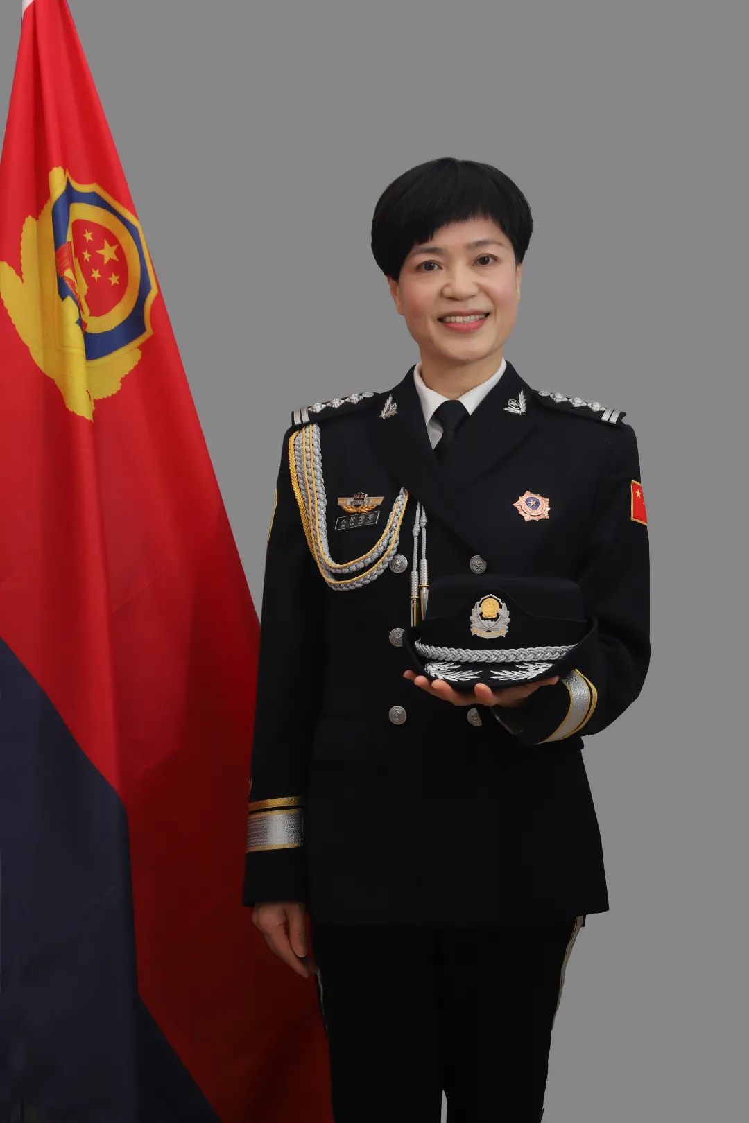 忆青春从警路——石狮公安为退休女警拍摄警礼服纪念照