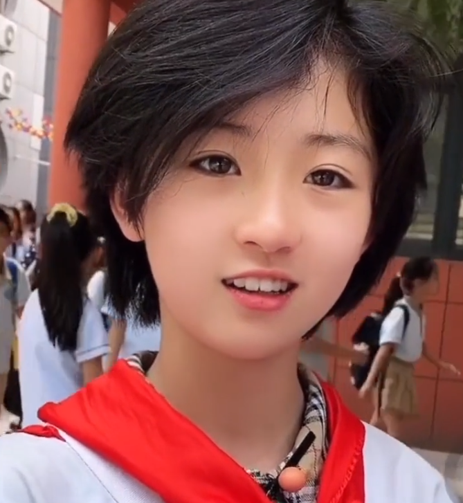 陕西一小女孩神似桂纶镁和张子枫,还是个学霸,网友:神仙颜值