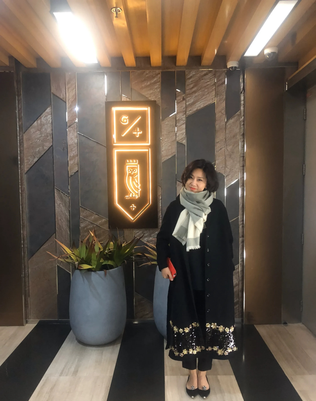 央视女主持就是有品味!看51岁是史小诺穿衣简单,却美得知性大气