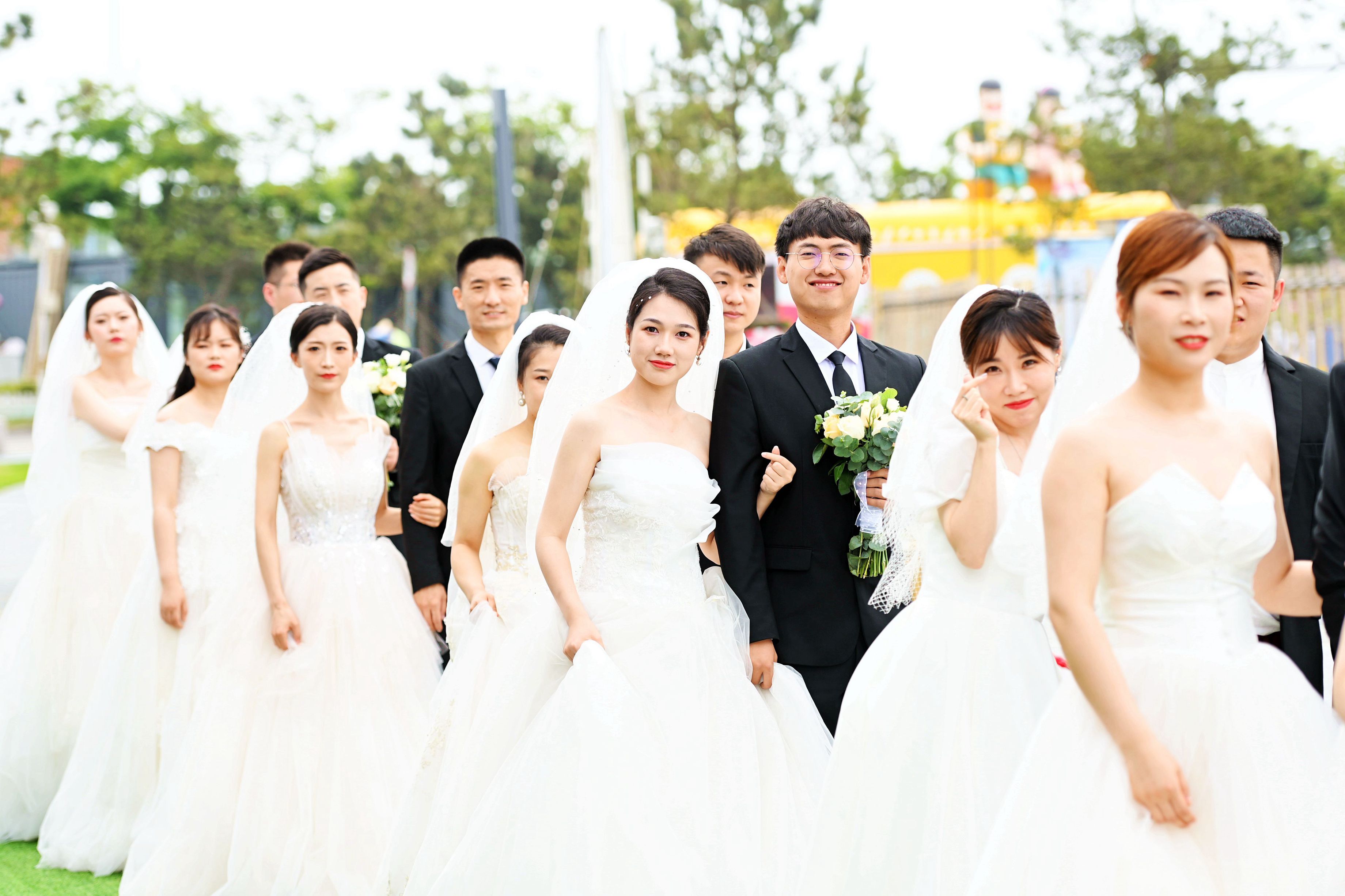 山东青岛:集体婚礼倡文明婚庆新风尚