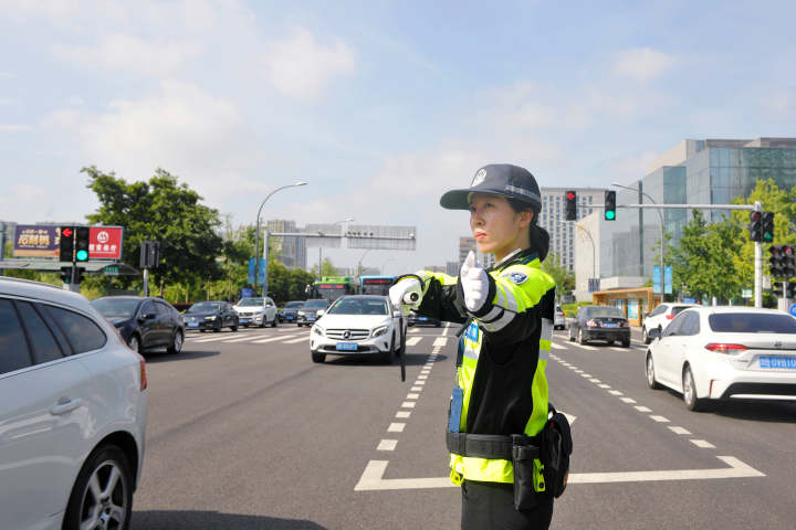 宁波不服"暑"的女铁骑用汗水保道路顺畅