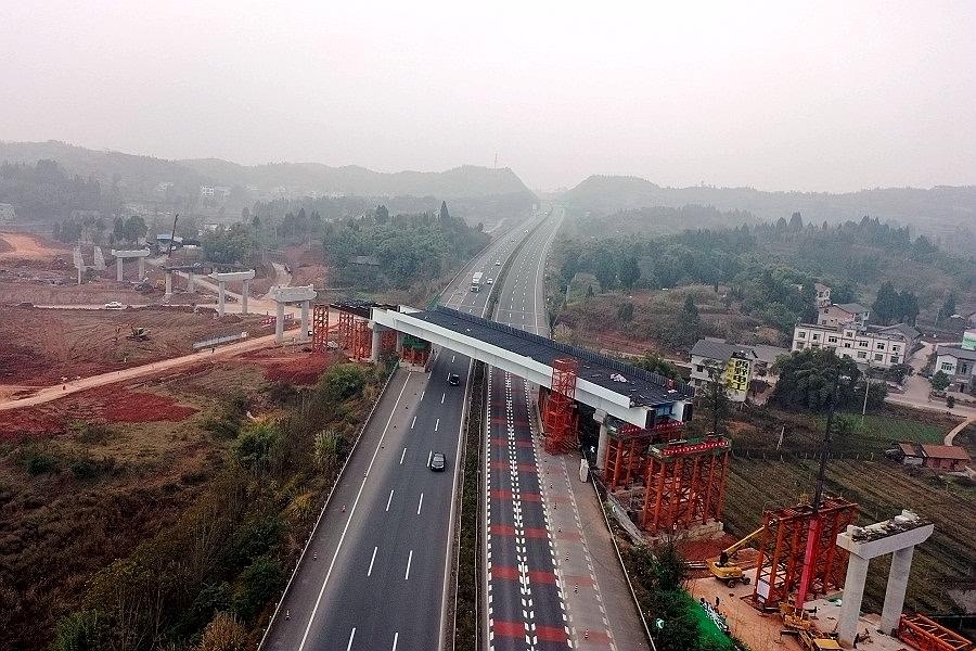 大足至内江高速公路项目黄桥枢纽互通钢箱梁顶推施工顺利完成