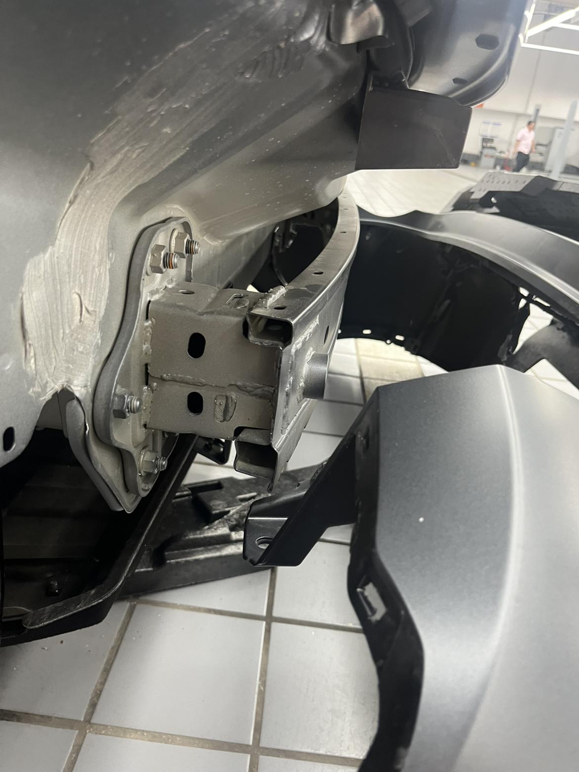 这后防撞梁有点薄