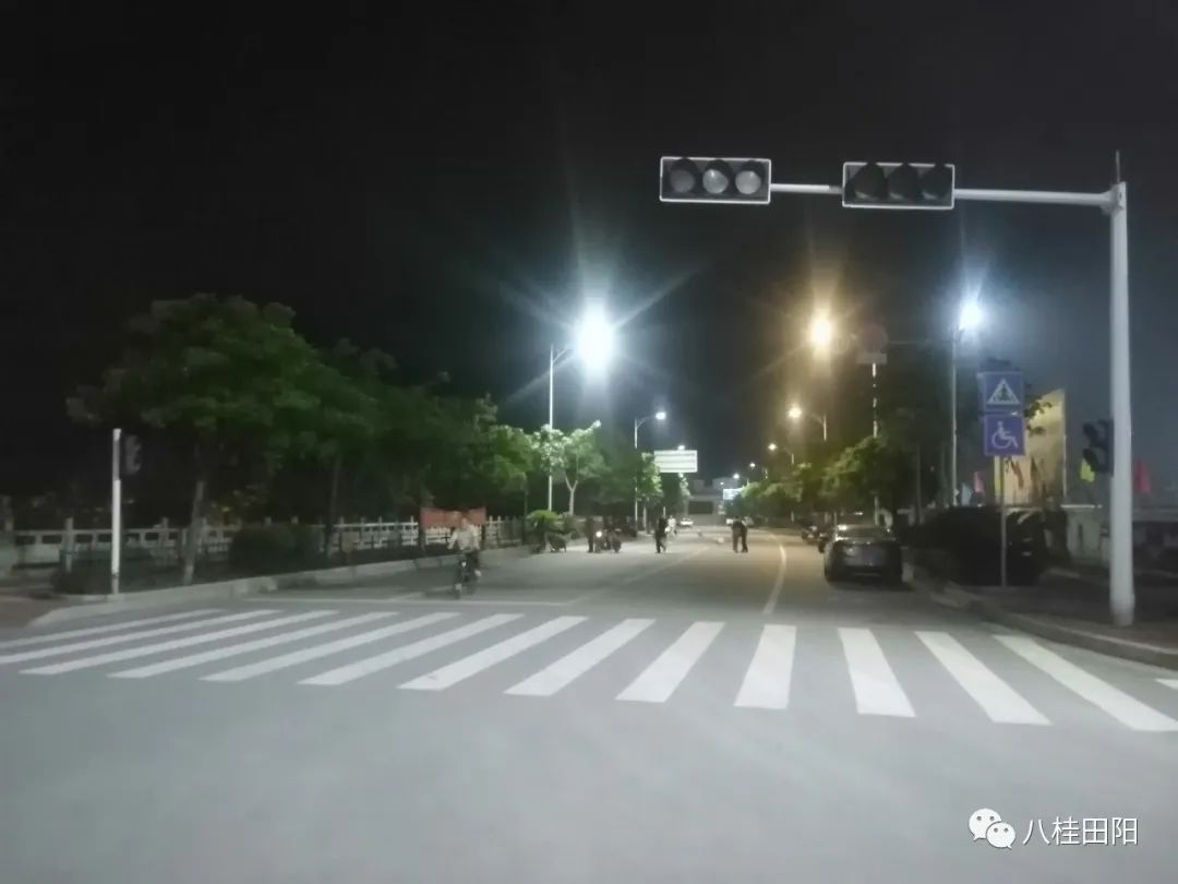 清明苦夜短,江边柳绿红—夜幕下的田阳区江滨路景