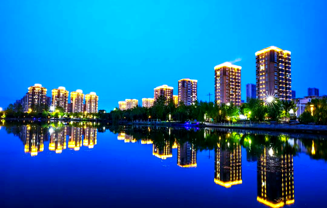 探索滨海夜景:感受小城的多重魅力