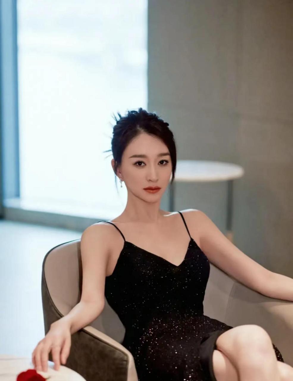 李小冉身材太绝了,就连穿吊带开叉裙,也不见一丝赘肉 被大家称为"性感