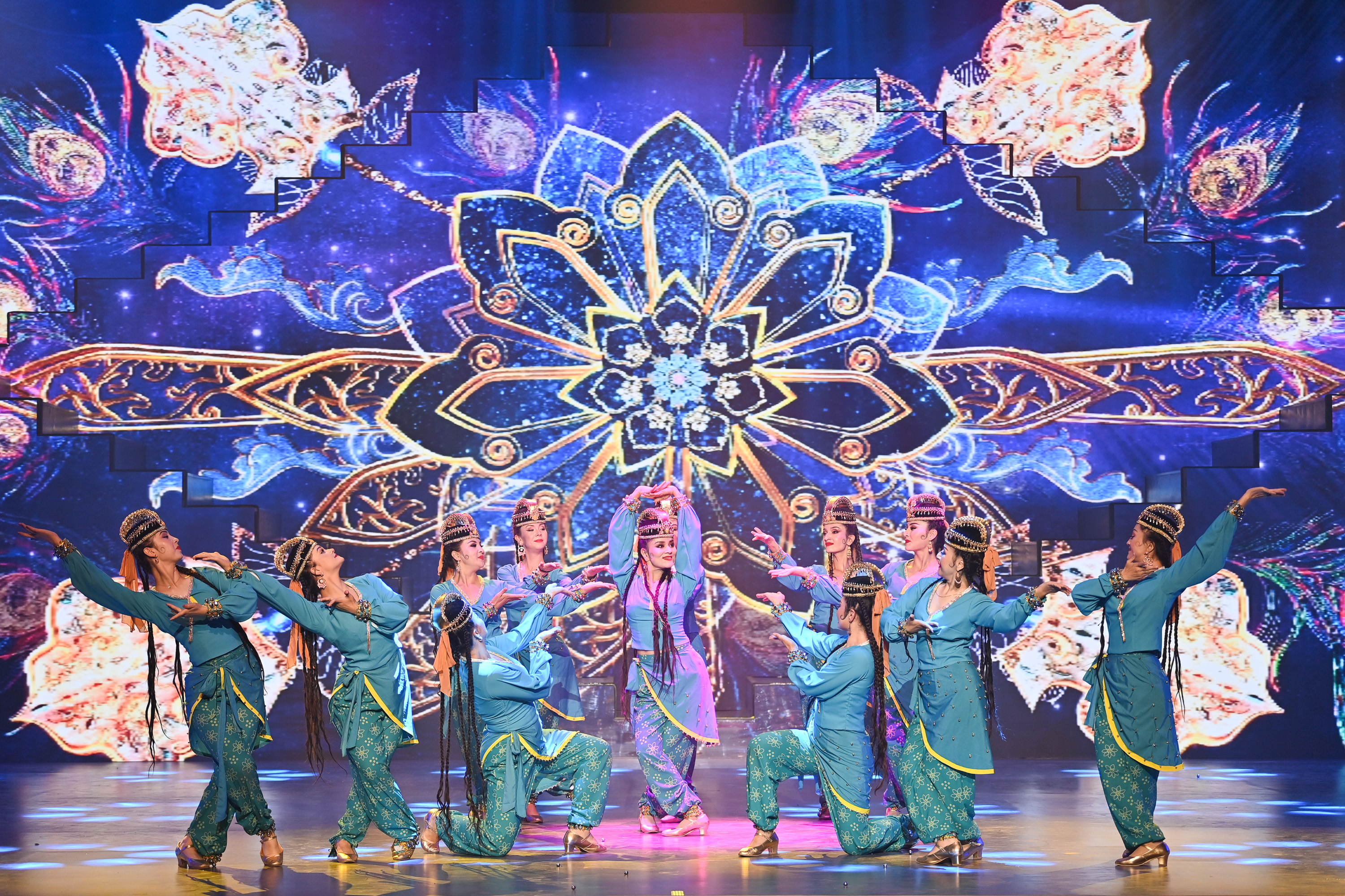 原创歌舞剧"杏花之约 丝路龟兹"在新疆库车首演