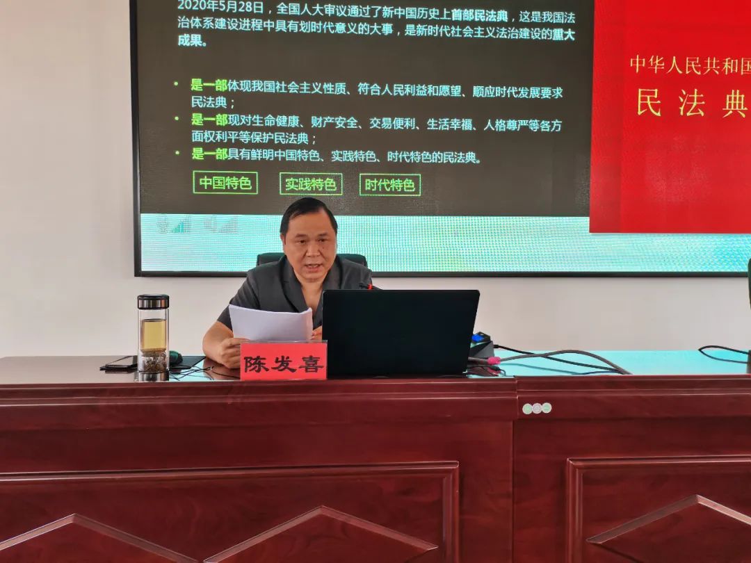 陈发喜院长受邀到县委党校为314名实职科级领导干部精彩授课