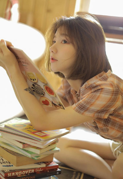 未成年美少女私房养眼长腿写真图片,乌黑发亮大眼睛露出白皙耳根