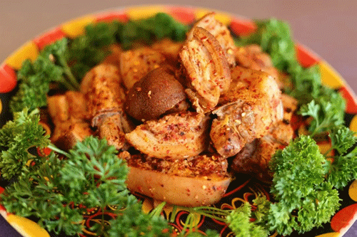 鲜香q弹的卷粉外酥里嫩的烤乳猪香甜软糯的干糕咸香可口的坨坨肉那可