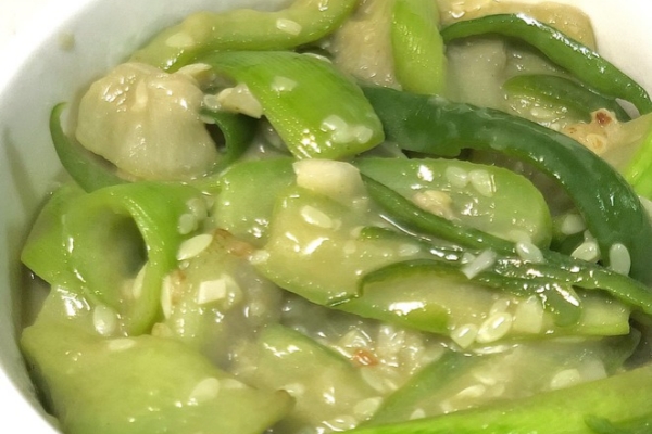 在炎热的夏季,食用白油丝瓜可以消暑解渴,增强免疫力