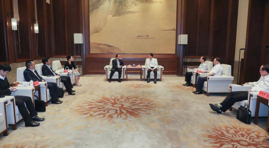 方正与香港远航集团桂四海一行举行工作会谈