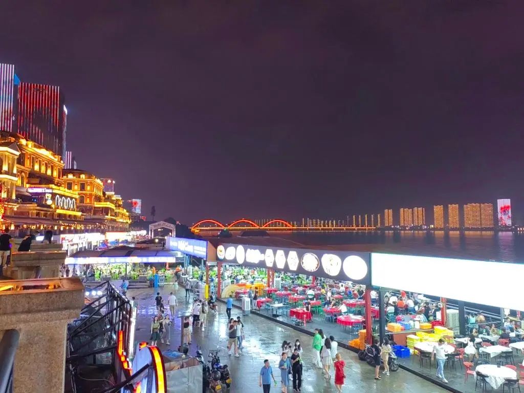 烟火气升腾夜经济回暖扬帆夜市获新华社点赞