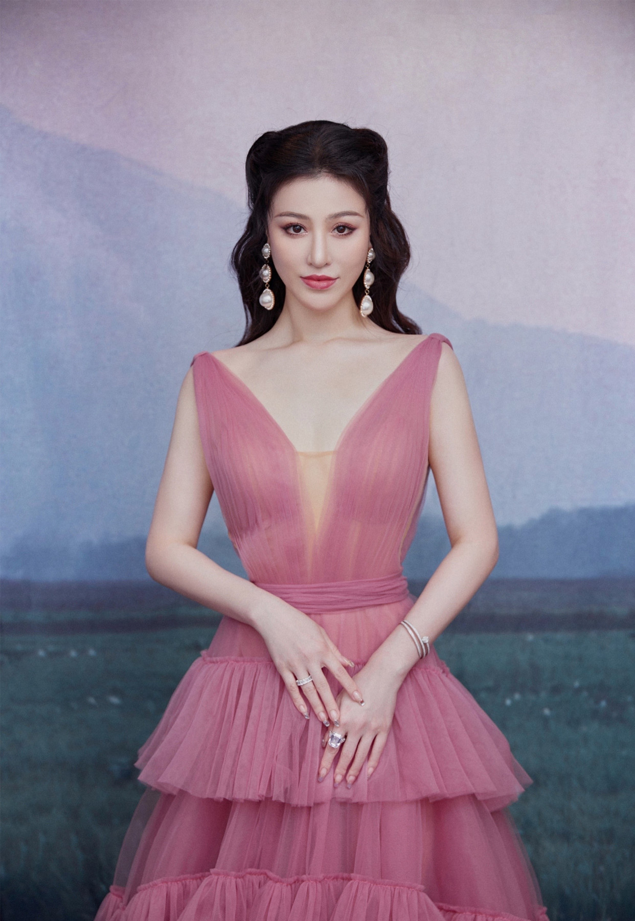 刘翔前妻葛天晒性感照!穿深v薄纱裙,身材火辣,宛如少女