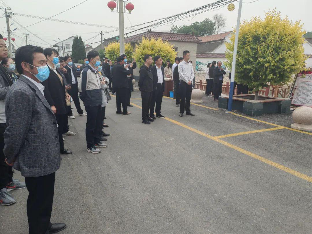 郭屯镇组织人员集体到巨野柳林镇参观学习