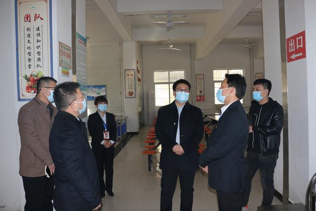 华阴市副市长张波志检查春季开学工作