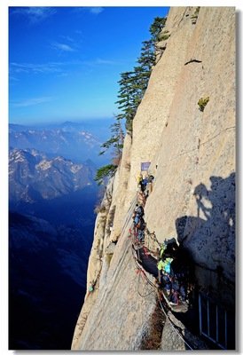 女游客攀爬华山时突然坠落,幸好攀山客及时出手才避免惨剧发生