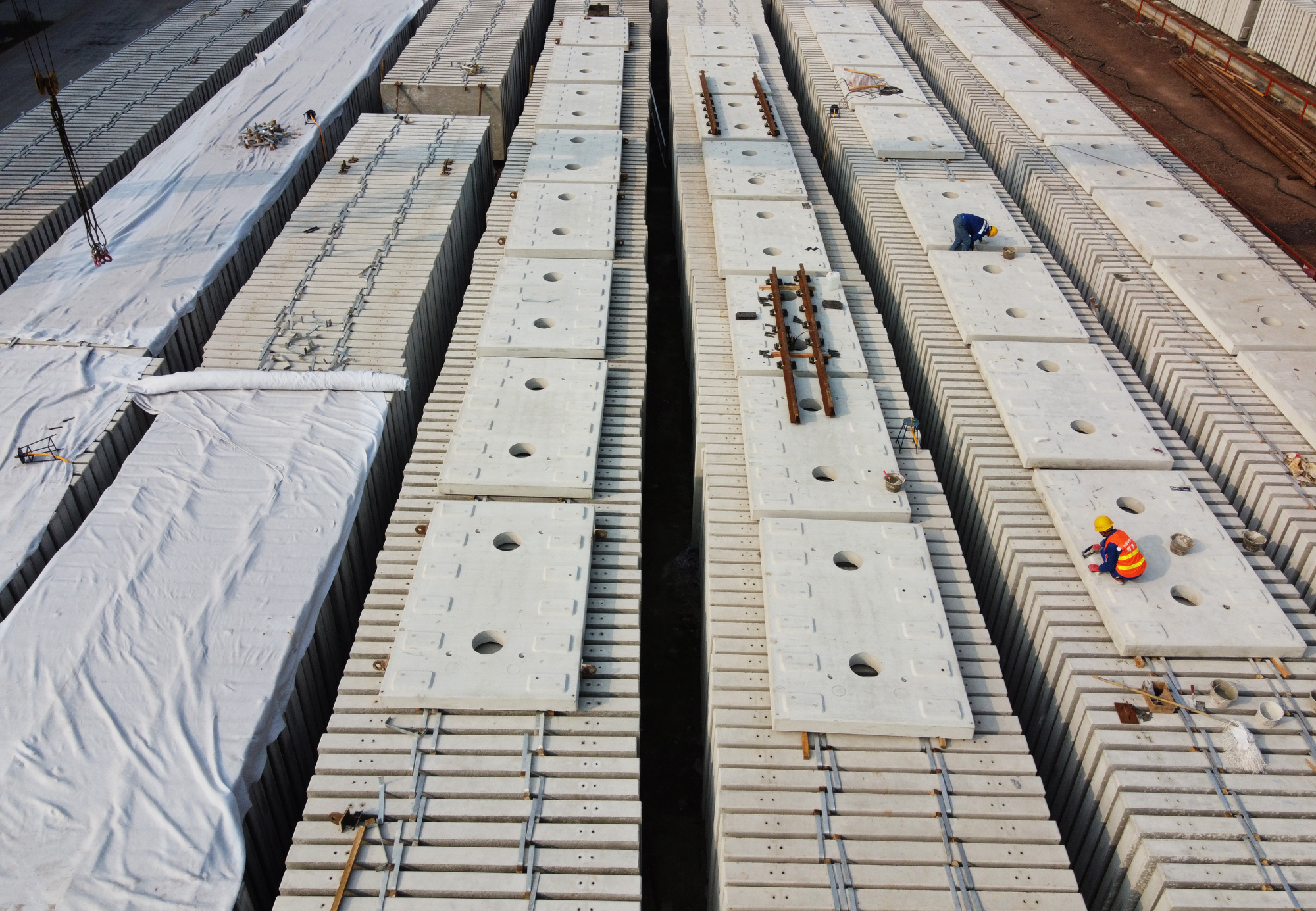 (经济)(1)重庆:轨道板预制场加紧作业