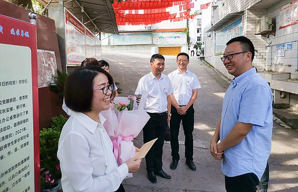 自贡市富顺县委副书记,县长曹友良看望慰问优秀教师代表